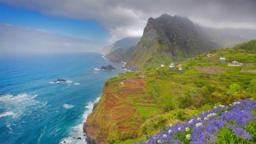 蓬塔德尔加达附近的海岸，葡萄牙 (© Jan Wlodarczyk/Alamy)(2022-04-08)