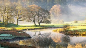 【2022-05-12】 英国湖区国家公园布拉塞河 布拉塞河上的雾天黎明，英国湖区国家公园 (© fstopphotography/Getty Images)