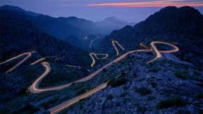 【2022-01-14】 通往萨卡洛布拉湾的路，西班牙马约卡岛 (© Tolo Balaguer/agefotostock)