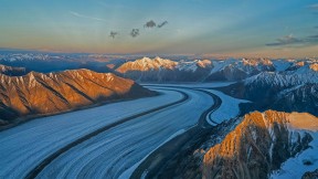 克卢恩国家公园保护区的山脉和冰川，加拿大育空地区 (© Design Pics Inc/Alamy)(2022-01-19)