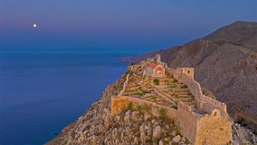 【2022-11-14】 希腊哈尔基岛的城堡遗址 哈尔基岛的圣约翰骑士中世纪城堡遗址，希腊 (© Massimo Ripani/eStock Photo)