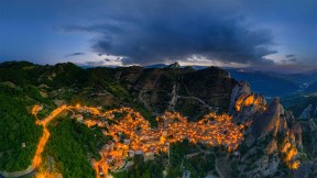 巴斯利卡塔的卡斯泰尔梅扎诺村，意大利 (© Roberto Moiola/Getty Images)(2022-09-19)