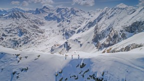 【2022-01-10】 在高地陶恩山脉的滑雪旅行，奥地利巴德加斯坦 (© RooM the Agency/Alamy)