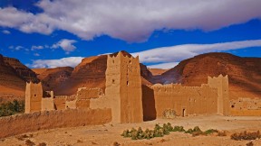 【2022-06-28】 摩洛哥的塔菲拉勒绿洲 塔菲拉勒地区的一座古老古堡, 摩洛哥 (© José Antonio Moreno/agefotostock)