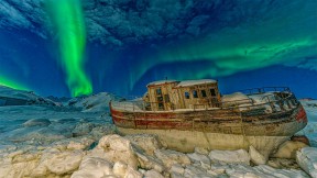 搁浅船只上空的极光，格陵兰岛塔西拉克 (© Shane P. White/Minden Pictures)(2022-01-13)