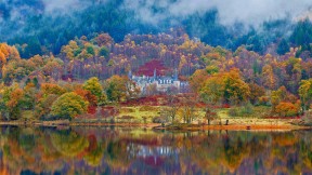 【2022-11-05】 泰莫特罗萨克斯城堡酒店 阿赫雷湖畔的泰莫特罗萨克斯城堡酒店，苏格兰 (© Fortunato Gatto/eStock Photo)