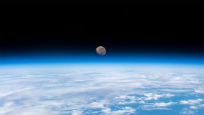 【2022-04-12】 国际载人航天日 从国际空间站拍摄到的地球上方的渐亏凸月 (© NASA)