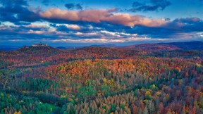 【2022-10-19】 瓦特堡与图林根森林，德国 秋天的图林根森林与瓦特堡城堡，德国 (© ezypix/Getty Images)