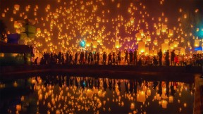 【2022-11-08】 泰国清迈易鹏节 清迈易鹏节升起的天灯，泰国 (© Suttipong Sutiratanachai/Getty Images)
