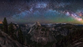 【2022-04-24】 国际黑暗天空保护区 半穹顶景观点上空的银河，优胜美地国家公园，加利福尼亚州 (© Cory Marshall/Tandem Stills + Motion)