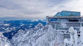 楚格峰山顶的缆车站，德国格赖瑙市 (© Robert Jank/Alamy)(2022-03-01)