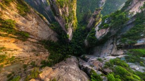 【2023-08-18】 挑战地心引力的世界奇观 哈利路亚山，张家界国家森林公园，中国 (© Amazing Aerial Premium/Shutterstock)