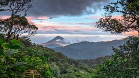 【2023-05-22】 世界生物多样性日 阿雷纳尔火山，蒙泰韦尔德，哥斯达黎加 (© Kevin Wells/Getty Images)