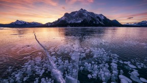 麦切纳山和结冰的亚伯拉罕湖，加拿大艾伯塔省 (© Tom Mackie/plainpicture)(2023-01-16)