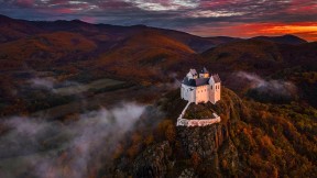 桑佩伦山上的菲泽尔城堡，匈牙利 (© ZGPhotography/Alamy)(2023-10-24)