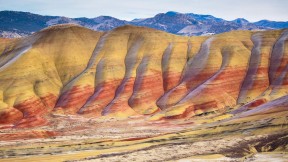 约翰迪化石床国家纪念地中的彩绘山，俄勒冈州，美国 (© Ben Herndon/Tandem Stills + Motion)(2023-10-11)