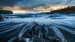 怀阿纳帕纳帕州立公园的黑沙滩，茂宜岛，夏威夷，美国 (© Matt Anderson Photography/Getty Images)(2023-06-04)
