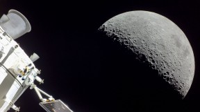 从美国宇航局猎户座飞船上看到的月球 (© NASA)(2023-07-20)