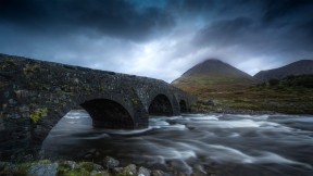 【2023-10-27】 魔法之河深不见底 斯利加坎老桥，苏格兰斯凯岛 (© Aliaume Chapelle/Tandem Stills + Motion)