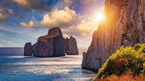 【2023-08-09】 壮观的自然古迹 马苏阿的甜面包海蚀柱，撒丁岛，意大利 (© DaLiu/Getty Images)
