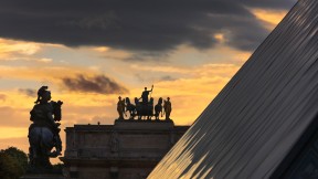 卡鲁塞尔凯旋门和卢浮宫金字塔，巴黎，法国 (© Jon Hicks/Getty Images)(2023-07-27)