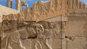 【2023-10-21】 哇，真是松了一口气！ 波斯古城波斯波利斯的浮雕，伊朗 (© Ozbalci/Getty Images)