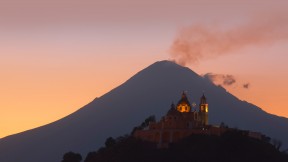 【2023-05-05】 普埃布拉，墨西哥 普埃布拉天主堂和波波卡特佩特火山，普埃布拉，墨西哥 (© Radius Images/Shutterstock)