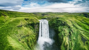 【2023-08-23】 溅起一潭水花 斯科加瀑布，冰岛 (© Maridav/Shutterstock)