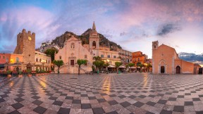 【2023-08-15】 发光的矩形广场 四月九日广场，陶尔米纳，西西里岛，意大利 (© rudi1976/Alamy)