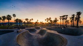 日落时的威尼斯海滩滑板公园，洛杉矶，加利福尼亚州 (© EXTREME-PHOTOGRAPHER/Getty Images)(2023-09-26)