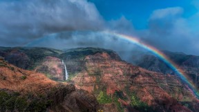威美亚峡谷和怀波奥瀑布上空的彩虹,考艾岛，夏威夷，美国 (© Beverley Van Praagh/Getty Images)(2023-03-09)