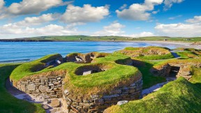 斯卡拉布雷的新石器时代遗迹,奥克尼群岛,苏格兰 (© Paul Williams - FunkyStock/Getty Images)(2024-07-16)