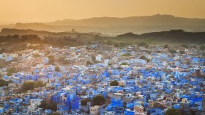 【2024-05-15】 迷失在蓝色的美丽国度 焦特布尔蓝色之城，印度 (© cinoby/Getty Images)