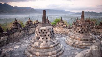 【2024-12-29】 圣山之上 婆罗浮屠大佛寺，爪哇岛，印度尼西亚 (© Robertharding/Shutterstock)