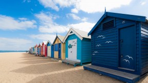 布莱顿海滩的彩虹小屋，墨尔本，维多利亚州，澳大利亚 (© Prasit photo/Getty Images)(2024-02-22)