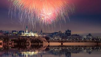 【2024-12-31】 新年快乐！ 国会山上空的烟花，渥太华，加拿大 (© naibank/Getty Images)