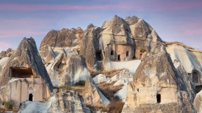 卡帕多西亚的童话烟囱和窑洞，土耳其 (© Storm Is Me/Shutterstock)(2024-07-13)