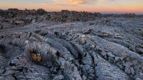 【2024-05-02】 “月球一日游” 蓝龙熔岩流，月球陨石坑国家纪念碑和保护区，爱达荷州，美国 (© Alan Majchrowicz/Getty Images)