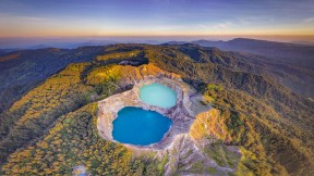 【2024-06-24】 让人心旷神怡的美景 克里穆图的火山口湖，弗洛勒斯岛，印度尼西亚 (© Shane P. White/Minden Pictures)