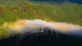 【2024-09-18】 云中之城 郡上八幡城，岐阜县，日本 (© ta2funk ito/500px/Getty Images)