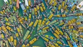 卡普泰湖水上市场，兰加马蒂，孟加拉 (© Azim Khan Ronnie/Amazing Aerial Agency)(2024-08-01)