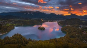 从奥索伊尼察观景点看日出时的布莱德湖，斯洛文尼亚 (© Rasica/Getty Images)(2024-02-05)
