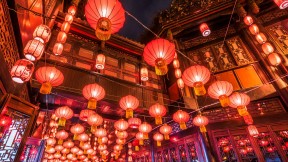 锦里街上悬挂的红色中国灯笼，成都，中国四川省 (© Philippe LEJEANVRE/Getty images)(2024-02-24)