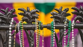 马里尼的狂欢节彩珠，新奥尔良，美国 (© Erik Pronske Photography/Getty Images)(2024-02-13)