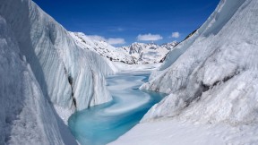 【2024-04-01】 岌岌可危的冰川 勃朗峰上的冰海，夏慕尼，法国 (© Hagenmuller Jean-François/Hemis/Alamy)