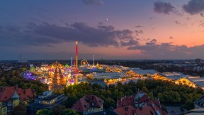 【2024-09-21】 为慕尼黑啤酒节干杯！ Oktoberfest in Munich at sunset (© AllesSuper21/iStock/Getty Images)