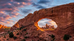 【2024-04-12】 一座天然拱门 拱门国家公园，犹他州，美国 (© Anthony Heflin/Shutterstock)