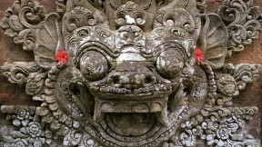 乌布寺庙的石雕,巴厘岛,印度尼西亚 (© R. Schönebaum/plainpicture)(2024-06-30)