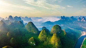 日出时分，美丽的喀斯特山脉鸟瞰图，中国桂林 (© zhaojiankang/Getty Images)(2025-05-05)