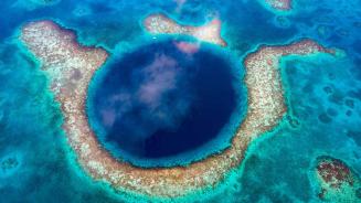 【2025-02-18】 无尽的蓝色 大蓝洞，伯利兹 (© JamiesOnAMission/Shutterstock)